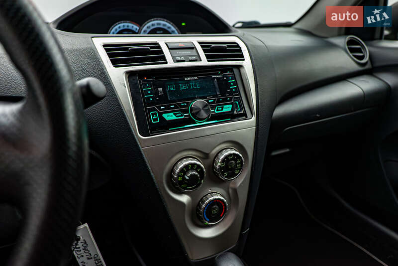 Седан Toyota Yaris 2007 в Києві