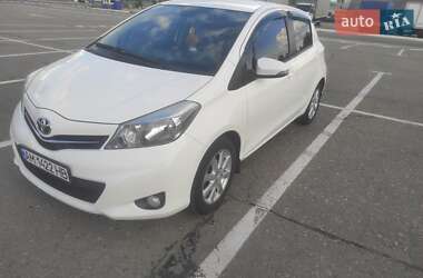 Хэтчбек Toyota Yaris 2013 в 