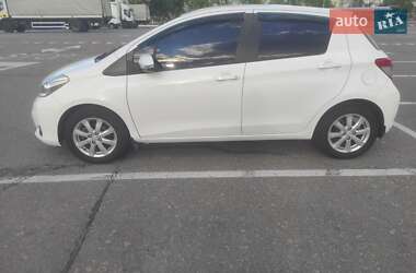 Хэтчбек Toyota Yaris 2013 в 
