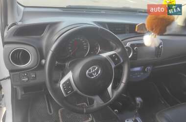Хэтчбек Toyota Yaris 2013 в 