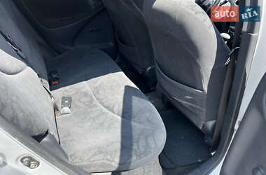 Хэтчбек Toyota Yaris 2001 в 