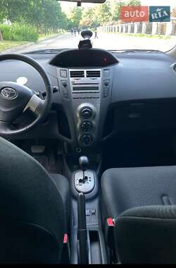 Хэтчбек Toyota Yaris 2011 в 
