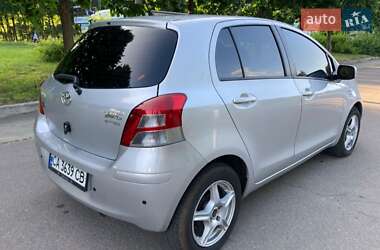 Хэтчбек Toyota Yaris 2011 в 