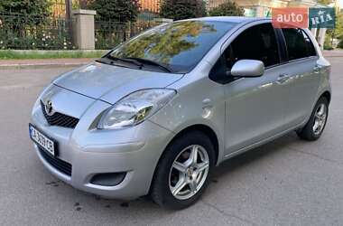 Хэтчбек Toyota Yaris 2011 в 