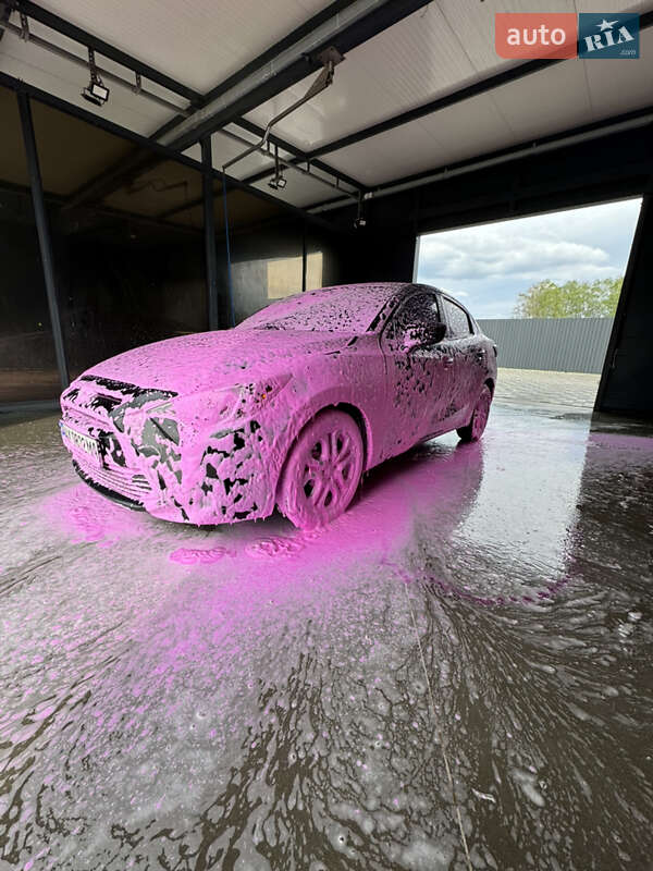 Седан Toyota Yaris 2017 в Полтаве