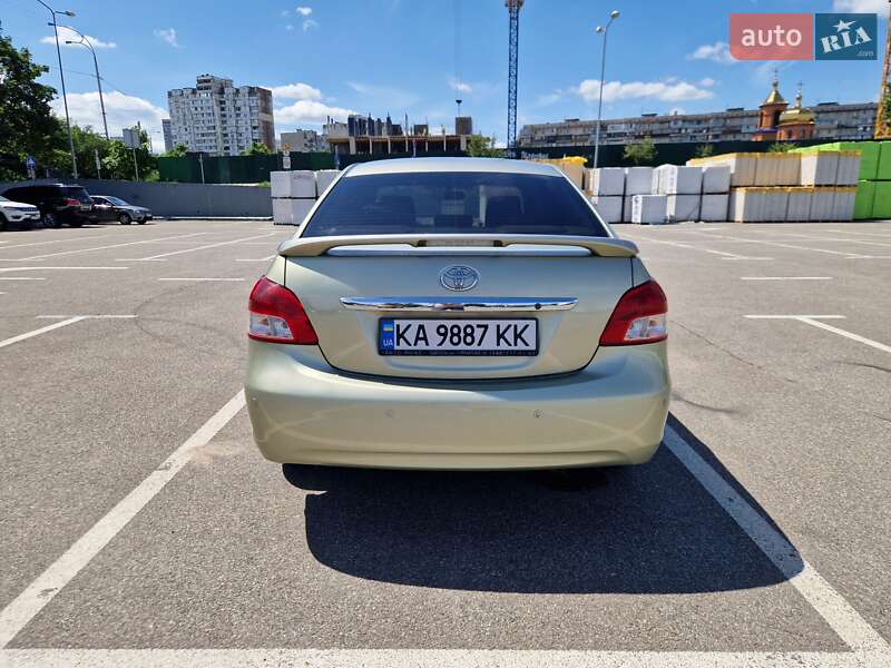 Седан Toyota Yaris 2007 в Києві