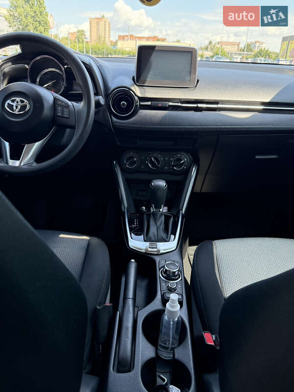 Седан Toyota Yaris 2017 в Полтаве