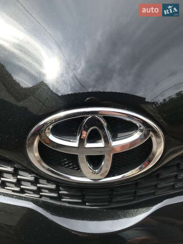 Хэтчбек Toyota Yaris 2011 в Умани