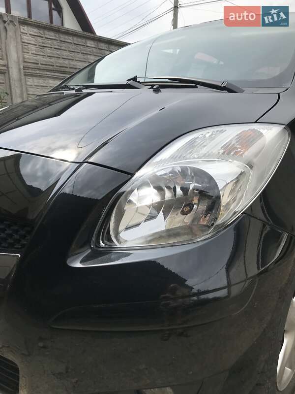 Хэтчбек Toyota Yaris 2011 в Умани