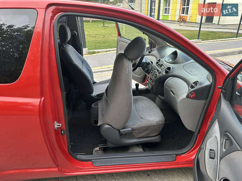 Хэтчбек Toyota Yaris 2000 в Львове