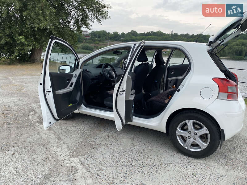 Седан Toyota Yaris 2010 в Обухове