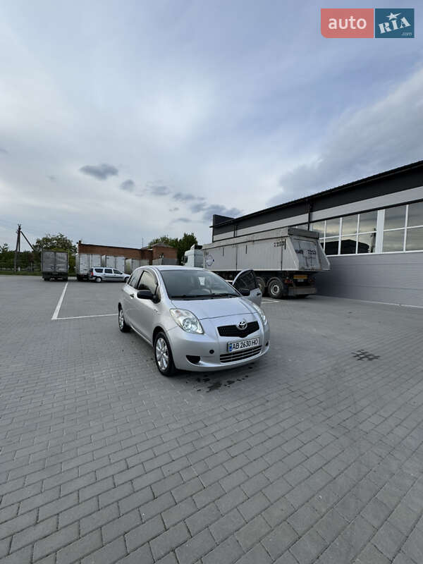 Хэтчбек Toyota Yaris 2006 в  фото Хэтчбек Toyota Yaris 2006 в