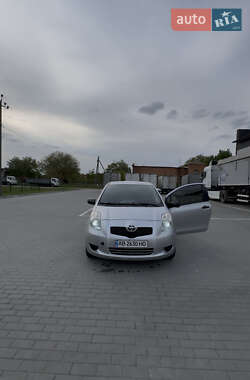 Хэтчбек Toyota Yaris 2006 в  фото 2 Хэтчбек Toyota Yaris 2006 в