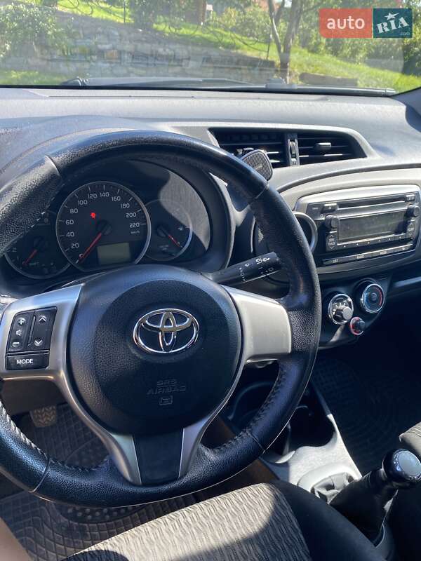 Хетчбек Toyota Yaris 2013 в Івано-Франківську