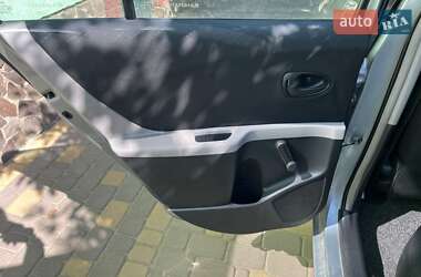 Хэтчбек Toyota Yaris 2006 в 