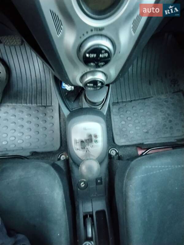 Хэтчбек Toyota Yaris 2006 в Киеве
