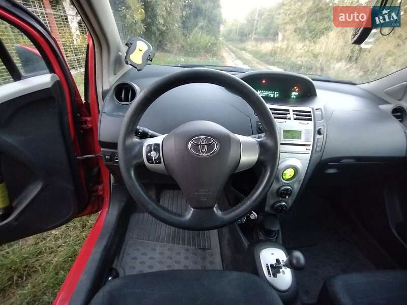 Хэтчбек Toyota Yaris 2006 в Киеве