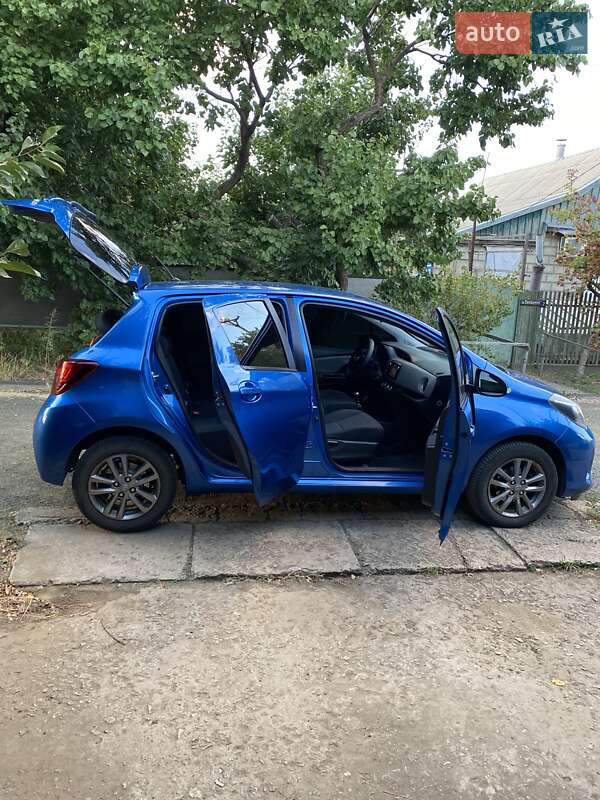 Хэтчбек Toyota Yaris 2016 в 