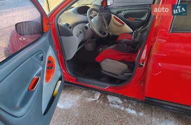 Хэтчбек Toyota Yaris 1999 в 