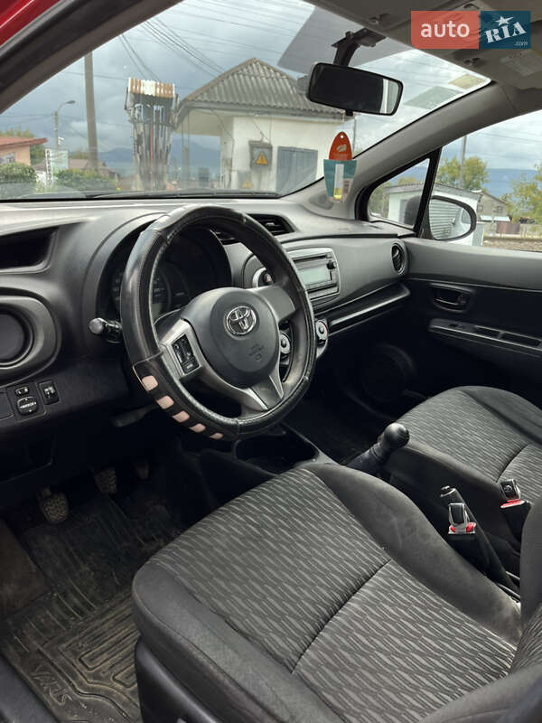 Хэтчбек Toyota Yaris 2012 в Тересве