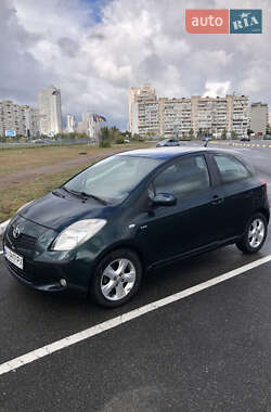 Хэтчбек Toyota Yaris 2006 в 