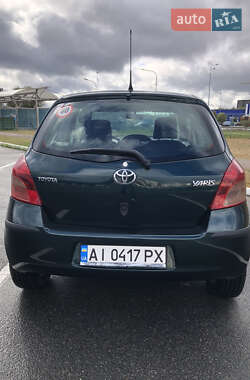 Хэтчбек Toyota Yaris 2006 в 