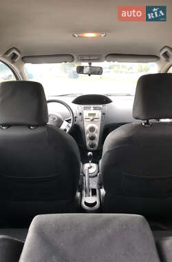 Хэтчбек Toyota Yaris 2006 в 
