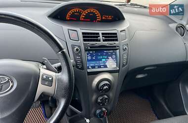 Хэтчбек Toyota Yaris 2011 в 
