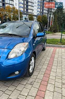 Хэтчбек Toyota Yaris 2011 в 