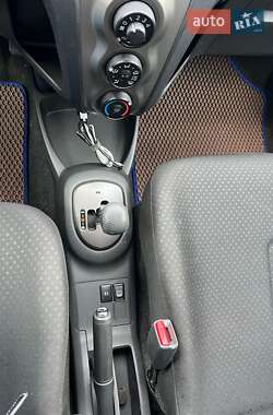 Хэтчбек Toyota Yaris 2011 в 