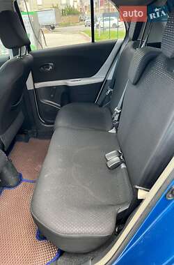Хэтчбек Toyota Yaris 2011 в 