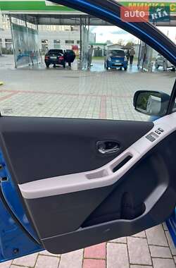 Хэтчбек Toyota Yaris 2011 в 