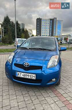 Хэтчбек Toyota Yaris 2011 в 