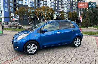 Хэтчбек Toyota Yaris 2011 в 