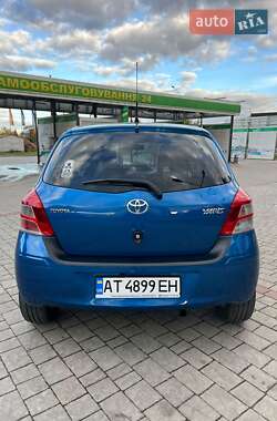 Хэтчбек Toyota Yaris 2011 в 