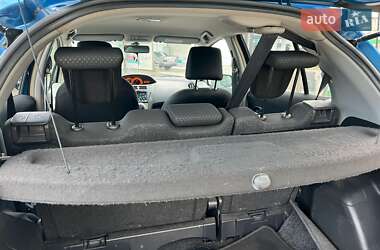 Хэтчбек Toyota Yaris 2011 в 