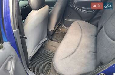 Хэтчбек Toyota Yaris 1999 в 