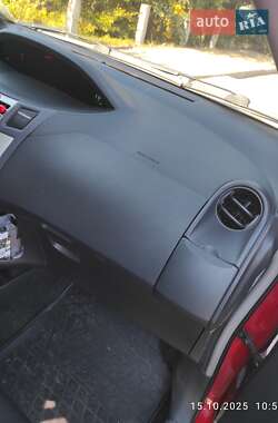Хэтчбек Toyota Yaris 2007 в 