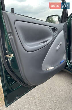 Хэтчбек Toyota Yaris 1999 в 