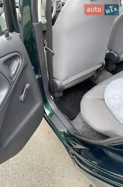 Хэтчбек Toyota Yaris 1999 в 