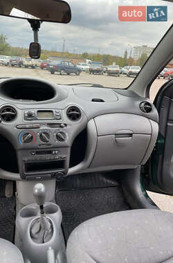 Хэтчбек Toyota Yaris 1999 в 