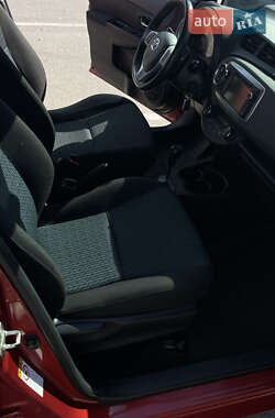 Хэтчбек Toyota Yaris 2012 в 