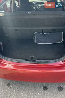 Хэтчбек Toyota Yaris 2012 в 