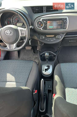Хэтчбек Toyota Yaris 2012 в 