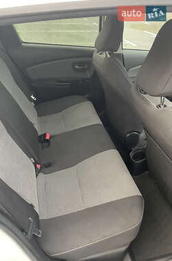 Хетчбек Toyota Yaris 2015 в  фото 13 Хетчбек Toyota Yaris 2015 в