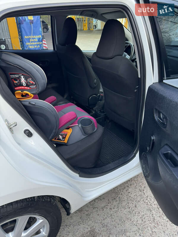 Хетчбек Toyota Yaris 2012 в Києві
