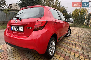 Хэтчбек Toyota Yaris 2015 в 