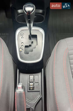 Хэтчбек Toyota Yaris 2015 в 