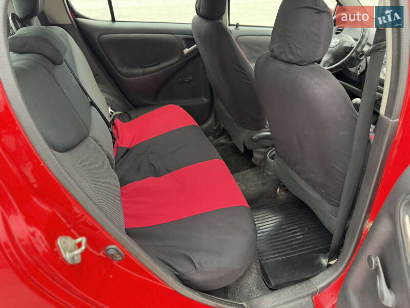 Хэтчбек Toyota Yaris 2003 в Звягеле