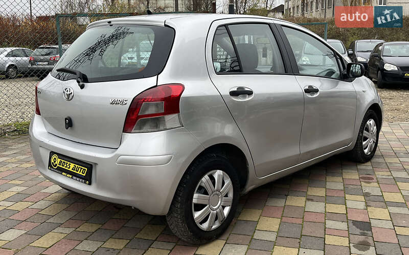 Хетчбек Toyota Yaris 2011 в Мукачевому